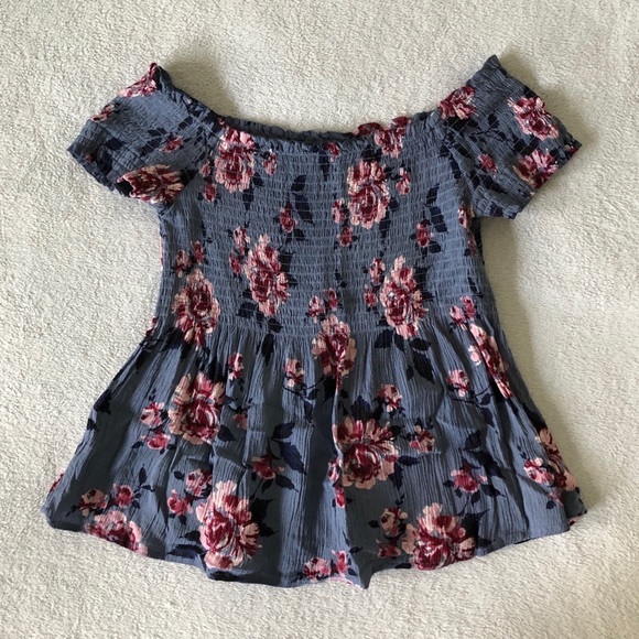 Kendall & Kylie Tops - ♥️4/$20 Kylie & Kendall Floral Off Shoulder Top